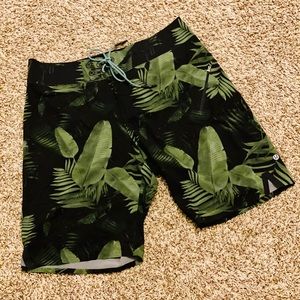 Lululemon Hybrid Board Shorts Floral Leaf Black - 34 inch